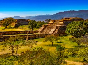 Ranní pohled na Monte Albán bez turistů