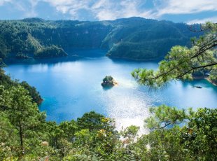 Jezero Cinco Lagos v Národním parku Lagos de Montebello