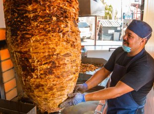 Stánek s obřím štosem tacos al pastor v Mexico City