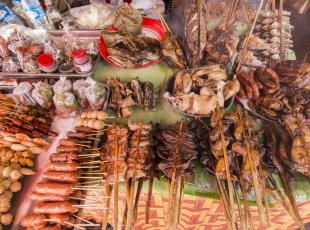 Street food na nočním trhu v Luang Prabangu