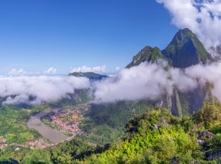 Panoramatický výhled z kopce nad Nong Khiaw