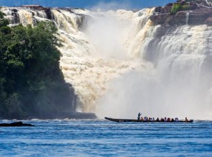 Vodopády u laguny v Canaimě působí obravsky, ale proti Salto Angel jsou to stále prckové.