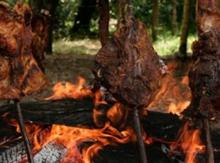 Carne a la vara je typický způsob přípravy masa v nížinatých oblastech.