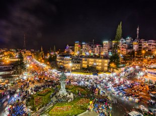 Noční výhled na hanojské centrum