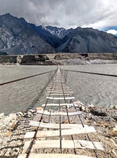 Visutý most přes řeku Hunza - troufnete si?