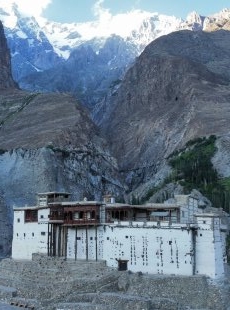 Velkolepá pevnost Baltit tyčící se nad Karimabádem