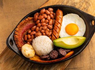 Bandeja paísa je oblíbeným pokrmem kolumbijského středu