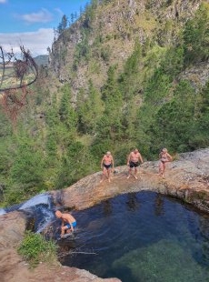 Koupačka na vrcholu obřího vodopádu Aguas Blancas